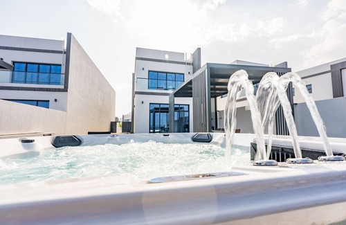 Sharm Villa | Getaway Deal 3BR w/Outdoor Jacuzzi + Scenic Views, Al Dana Island by Deluxe Holiday Homes