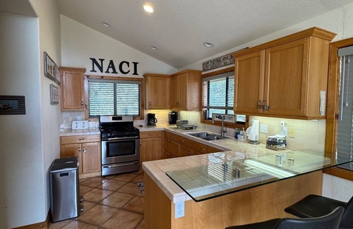 Oak Shores House | Getaway To This Relaxing, Comfortable Home With Internet! Pet Friendly