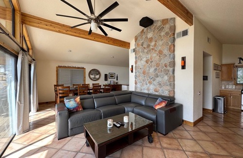 Oak Shores House | Getaway To This Relaxing, Comfortable Home With Internet! Pet Friendly