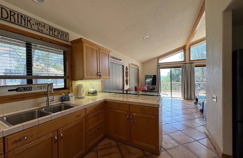 Oak Shores House | Getaway To This Relaxing, Comfortable Home With Internet! Pet Friendly