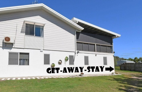 Toogoom House | GetAwayStay - 3BR - Aircon - WiFi - Smart TV