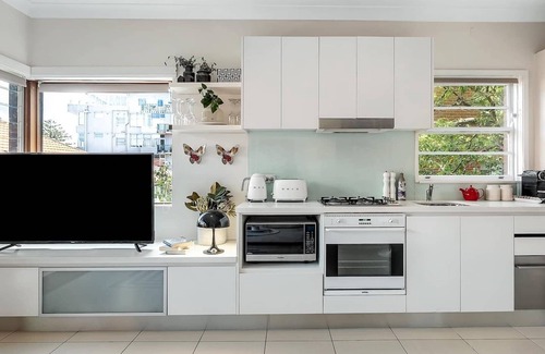 Kirribilli Apartment | Getawayz NSW - Heatherbrae II - Chic 2 Bed Apartment, Stunning Harbour Bridge Views.