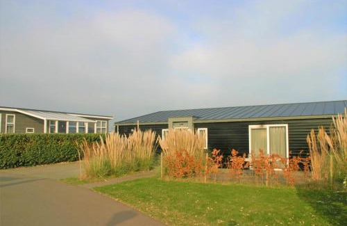 Wemeldinge House | Gezellig ingerichte woning met uitzicht op het meer 32