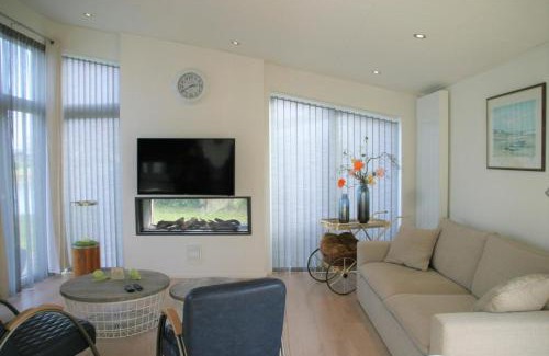 Wemeldinge House | Gezellig ingerichte woning met uitzicht op het meer 32