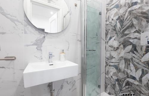 Universita Apartment | GFC Eternal Rome Apartment - 5min to Tiburtina Station MetroB, 2 Bathrooms, Terrace, A-C