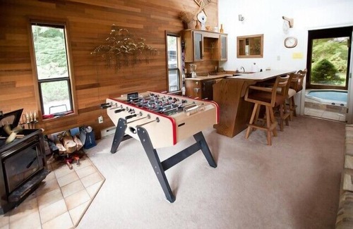 Glacier House | Giant House with 4BRs, Bar Area, Hot Tub, WiFi, Sunny Patio,+ More! Sleeps 10!