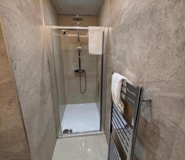 Belfast Apartment | Giants Causeway-1bd Ap - Gold Short Term Stays