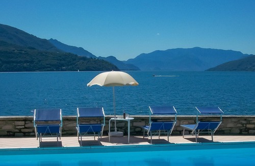 Domaso Apartment | GiardinoLago Azzurro Holiday flat on the lake with pool