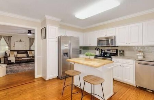 Inman House | Giggle Spot on Lake Bowen w/outdoor jacuzzi & dock