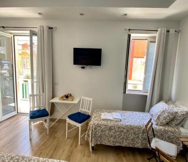 Margherita di Savoia House | Giglio di Mare rooms
