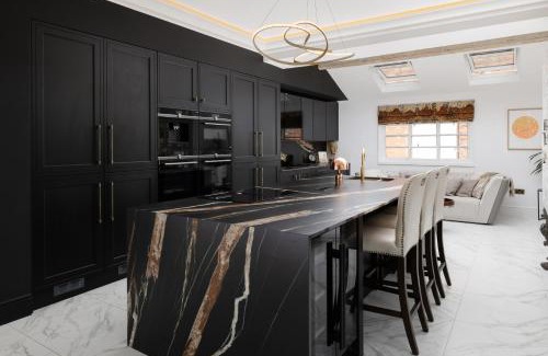Storwood House | Gilbertson House-York-luxury-sleeps 7 with hot tub