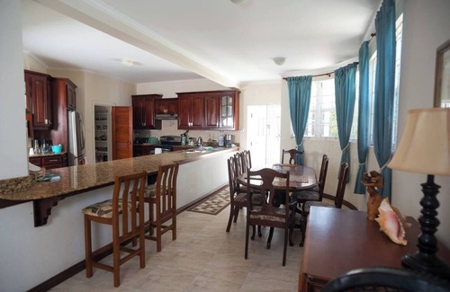 Green Garden Villa | Gimli: Luxury 2 Story Villa - 3 min from the beach!