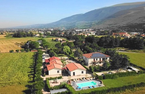 Spello House | Ginepro apartment in a holiday home with park and swimming pool