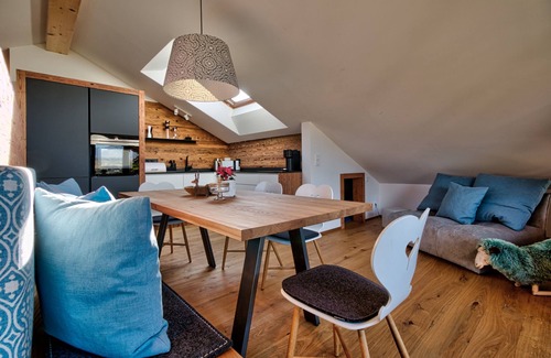 Reit im Winkl Apartment | Gipfelhütte - mit Masterschlafzimmer, Zwei Hüttenzimmer und Balkon