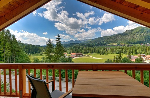 Reit im Winkl Apartment | Gipfelhütte - mit Masterschlafzimmer, Zwei Hüttenzimmer und Balkon