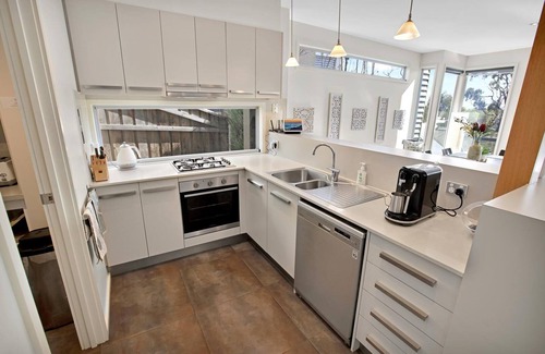 Paynesville House | Gippsland Lakehouse A: Magnificent home with jetty, fireplace & lake views