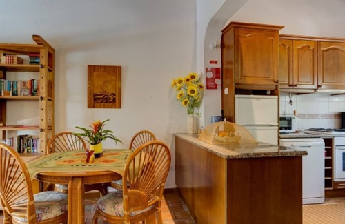 Alcalar House | Girassol Apartment in Quinta Velha by LovelyStay