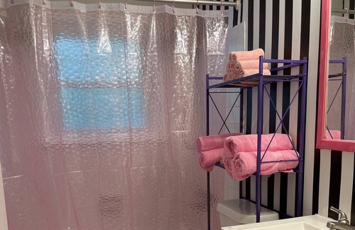 Decatur House | Girly Theme bungalow, 10 minutes to downtown. 25 minutes to the airport.
