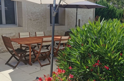 Pellegrue House | Gite all comforts, completely one level, heated swimming pool, large garden.