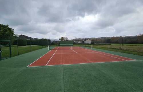 Arros-de-Nay Cottage | Gîte at the foot of the Pyrenees, ocean 1h15 away, property with swimming pool and tennis court.