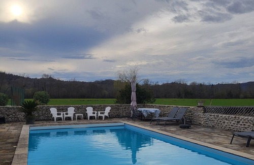 Arros-de-Nay Cottage | Gîte at the foot of the Pyrenees, ocean 1h15 away, property with swimming pool and tennis court.