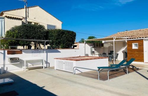 Narbonne House | Gite Blanco y Madera