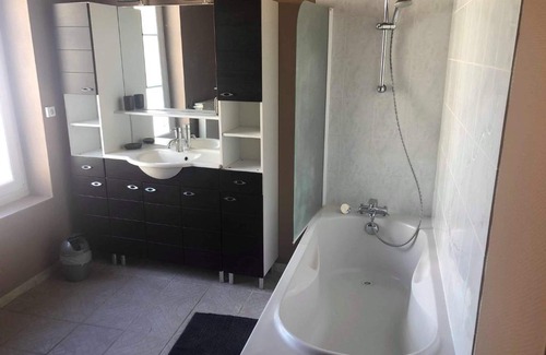 Le Donjon House | gite de village 6 pers