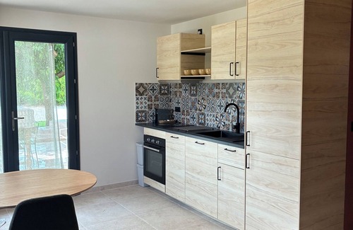 Graveson House | Gîte in the Provencal countryside. Heated swimming pool.