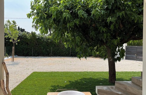 Graveson House | Gîte in the Provencal countryside. Heated swimming pool.