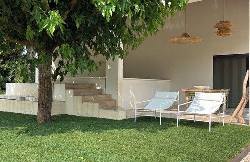 Graveson House | Gîte in the Provencal countryside. Heated swimming pool.