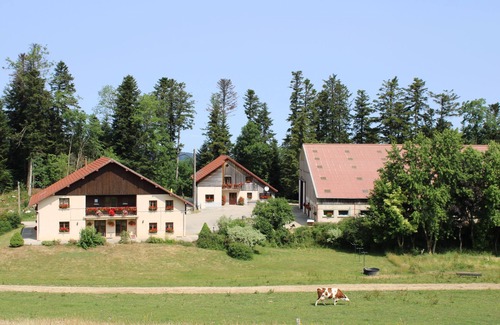 Arc-sous-Cicon House | Gîte l'Essentiel, farmhouse group accommodation with spa and sauna, playground