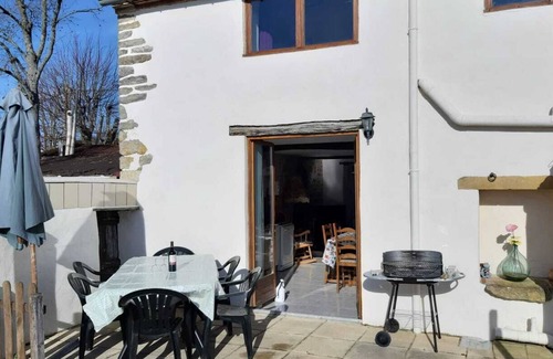 Neure House | Gite Les-Vines, Vin Blanc, in a quiet hamlet with pool.