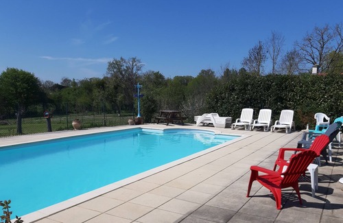 Neure House | Gite Les-Vines, Vin Blanc, in a quiet hamlet with pool.