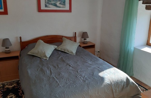 Neure House | Gite Les-Vines, Vin Blanc, in a quiet hamlet with pool.