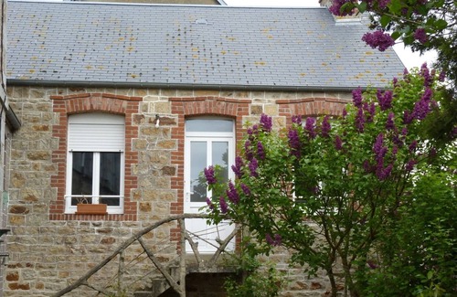 Genets House | Gîte Mell: in the Bay of Mont St Michel with garden