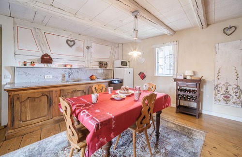 Eguisheim House | Gîte on the 2nd floor of an Alsatian house with parking and garden