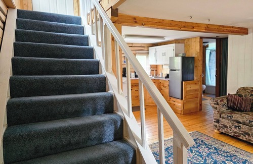 Kenny Lake Cabin | Glacier Cabin: Two-Bedroom Two-Story