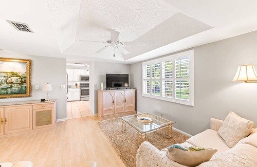 East Naples Condo | Glades Golf & Country Club-Large, Updated 2/2 Condo near Shopping, Beach & Pier