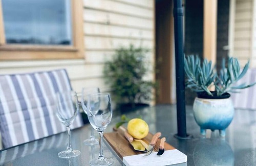 East Geelong House | Gladioli I Central Geelong Cottage I Sleeps 6