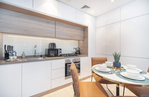 Dubai Marina Apartment | Glamorous 1BR Apartment - Steps from the Beach!