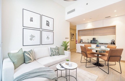 Dubai Marina Apartment | Glamorous 1BR Apartment - Steps from the Beach!