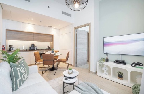 Dubai Marina Apartment | Glamorous 1BR Apartment - Steps from the Beach!