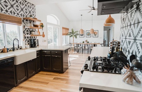 Oakhurst Apartment | Glamour Mountain Getaway by Casa Oso with spa