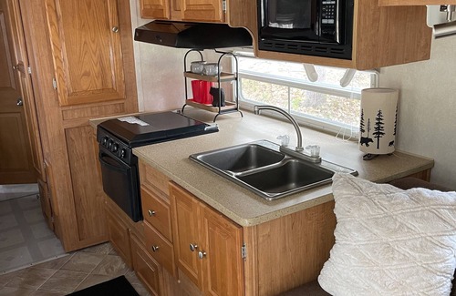 Longville House | Glamp in Style! Fish 10 Lakes/10 Miles! Cozy Camper 2 blocks to town & lake!