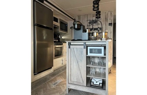 Westgate House | GLAMPER w/Private Pool☀️🌴Near Downtown Wpb, Airport PBI✈️ Tanger Oulets🛍️ Beaches 🌊