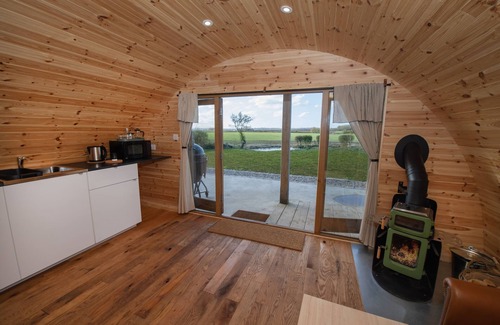 Muston Cottage | GLAMPING POD 4 TRUCE, romantic, with hot tub in Lebberston