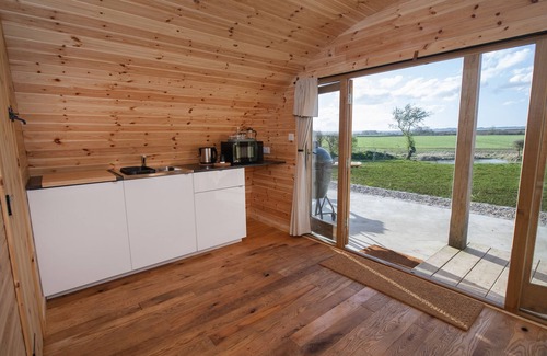 Muston Cottage | GLAMPING POD 4 TRUCE, romantic, with hot tub in Lebberston