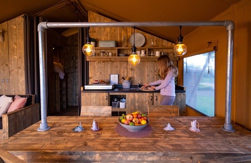 Bant House | Glamping tent with kitchen near pond