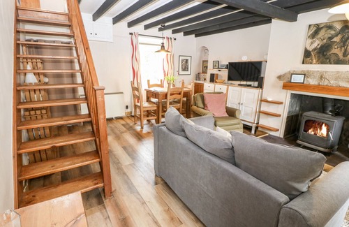 Garn Fadryn Cottage | GLASCOED, family friendly, character holiday cottage in Edern