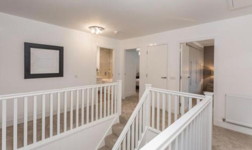 Newton Mearns Villa | Glasgow Central Luxurious Villa - Spacious and Contemporary. 13 mins Drv to Glasgow City Centre. 6 bedrooms, 5 Bathrooms, Double Garage, E Car Charging, Huge Garden. Excellent Location, Golf Course minutes away. Corporate Clients Welcome!
